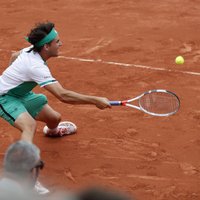 Džokovičs piedzīvo sensacionālu sagrāvi 'French Open' ceturtdaļfinālā pret Tīmu