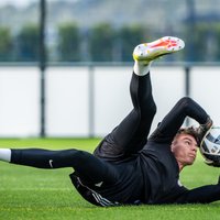 Foto: Latvijas futbolisti iesildās mačam pret Fēru salām