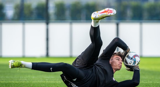 Foto: Latvijas futbolisti iesildās mačam pret Fēru salām