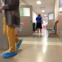 Из-за ограничений в Рижской 1-й больнице не могут продолжать работу 44% работников