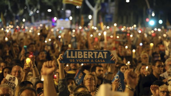 Kataloņi protestē pret separātistu līderu apcietināšanu - 12