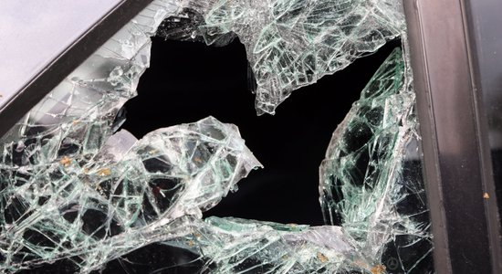Лобовое столкновение под Салдусом: погиб водитель грузовика