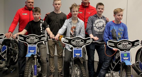 Rīgas spīdveja skolai pasniedz desmit jaunus 'Jawa' spīdveja motociklus