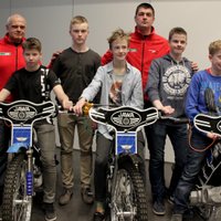 Rīgas spīdveja skolai pasniedz desmit jaunus 'Jawa' spīdveja motociklus