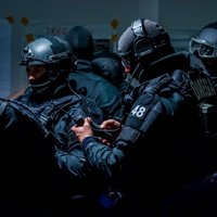 Policija Panevēžas kriminālā grupējuma darboņus aizturējusi Aizkrauklē ar specvienības palīdzību