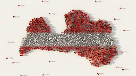 Демографический каток меняет Латвию: чего ждать от пенсий, медицины и миграции?