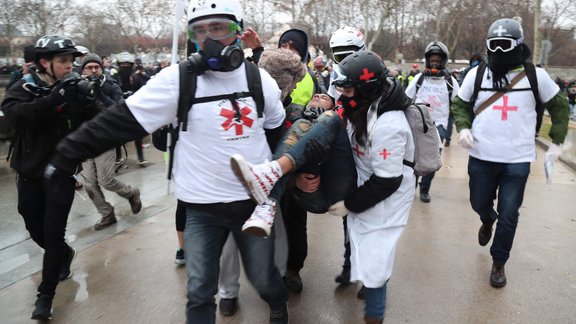 Francijā turpinās 'dzelteno vestu' protesti - 3