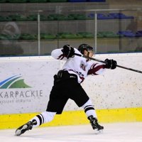 Latvijas U-20 hokejisti varonīgi atspēlējas un ar uzvaru noslēdz PČ