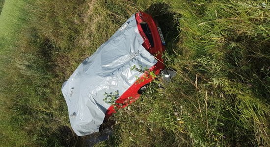 ФОТО: В Эстонии попал в аварию недавно купленный автомобиль Ferrari