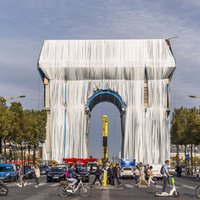 Parīzē realizēts mākslinieka Kristo sapnis – audumā ietīta Triumfa arka