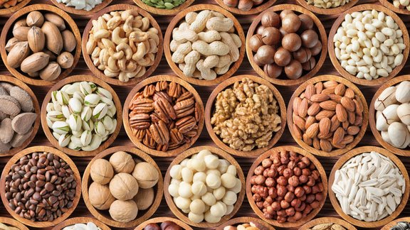 Apgrauzdēti rieksti – jā, garšīgāki, bet vai veselīgi?