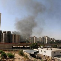 Divi sargi ievainoti sprādzienā pie Alžīrijas vēstniecības Lībijā