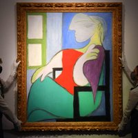 Pikaso glezna 'Pie loga sēdoša sieviete' pārdota par 103 miljoniem ASV dolāru