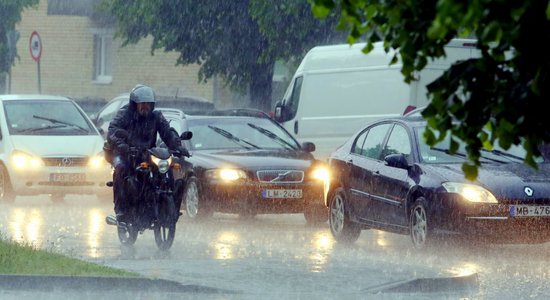 Во вторник Латвию накроют проливные дожди и грозы