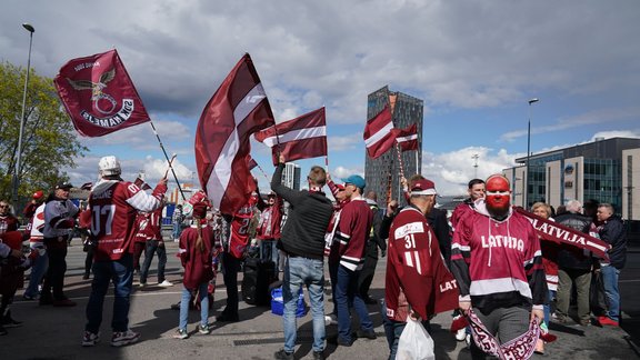 Video: Latvijas hokeja fani iesilda balsis Tamperē