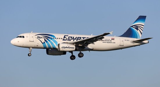 'EgyptAir' katastrofu varēja izraisīt viltus signāls par sadūmošanos, vēsta izdevums