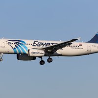 'EgyptAir' katastrofu varēja izraisīt viltus signāls par sadūmošanos, vēsta izdevums