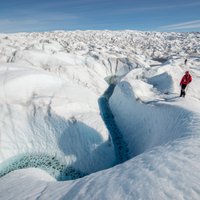 Vieni uz ledāja: Latvijas polārpētnieki slēpj pārtiku no lapsām un dzīvo ekstrēmos apstākļos