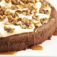 Шоколадное пирожное с карамелью и грецкими орехами