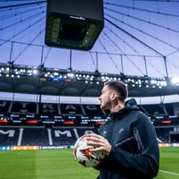 Foto: RFS futbolisti pirms mača ar "Eintracht" iepazīstas ar 50 000 sēdvietu lielo "Waldstadion"