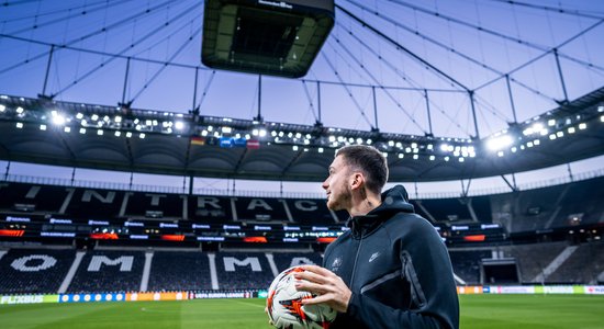 Foto: RFS futbolisti pirms mača ar "Eintracht" iepazīstas ar 50 000 sēdvietu lielo "Waldstadion"