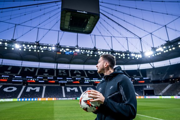 Foto: RFS futbolisti pirms mača ar "Eintracht" iepazīstas ar 50 000 sēdvietu lielo "Waldstadion"