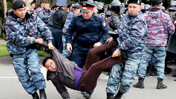 Kazahstānā prezidenta vēlēšanu dienā policija aiztur protestētājus - 8