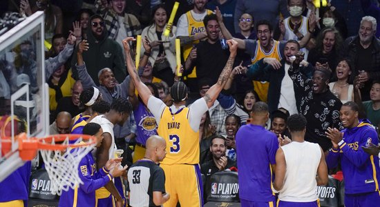 'Lakers' iekļūst NBA izslēgšanas spēļu ceturtdaļfinālā; 'Warriors' un 'Kings' spēlēs vēlreiz