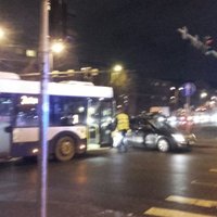 Autobusa un 'Mercedes' avārija bloķē Čaka ielu