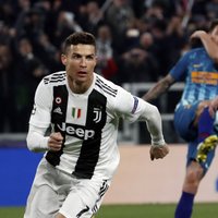 Ronaldu 'pendeles' glābj 'Juventus' no zaudējuma