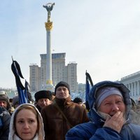 Foto: Tūkstošiem cilvēku Kijevā atvadās no nogalinātā demonstranta