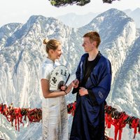 Apprecēties Ķīnā 'pa kluso'. Kā Andra un Matijs 31 stundu kāpa kalnā, lai salaulātos