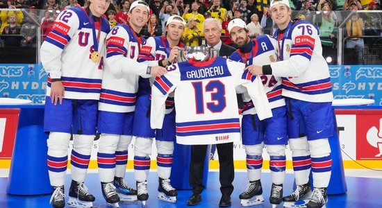 "Džonijs bija ar mums!" ASV hokejisti ilgi gaidīto zeltu velta bojā gājušā Gudro piemiņai