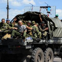 Kaujinieki sola Ukrainas spēkiem 'smagu pirmdienu'; Donbasā ierodas tehnikas kolonnas no Krievijas