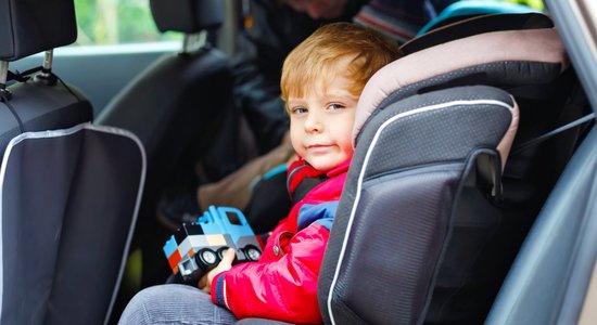 Sēžam sastrēgumā: idejas rotaļām ar bērnu automašīnā
