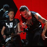 'Depeche Mode' jaunā dziesmā pauž satraukumu par pasaulē notiekošo
