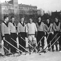 Latvijas sporta vēsture: Hokeja izlases karognesējam Augustam Ozolam – 110