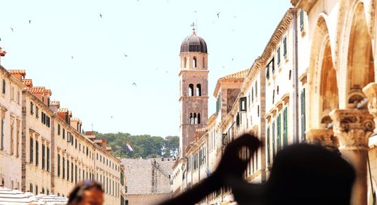 Kā siļķes mucā. Kā izvairīties no tūristu pūļiem Eiropas visapmeklētākajā pilsētā?