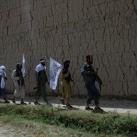 Noslēdzoties pamieram, 'Taliban' kaujinieki turpina karadarbību