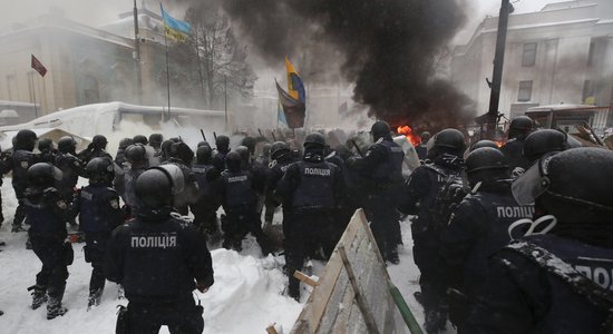 Foto: Nojaucot Saakašvili atbalstītāju nometni Kijevā, ievainoti vismaz 10 cilvēki