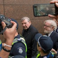 Austrālijas tiesa piespriež kardinālam Pelam sešu gadu cietumsodu par pedofiliju