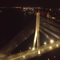 Video: Vēl neredzēti skaisti skati virs Rīgas varenākajiem tiltiem diennakts tumšajā laikā