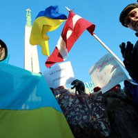 Foto: Atbalstu nemieru pārņemtajai Ukrainai demonstrē arī Rīgā