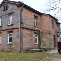 Rēķins 192 eiro, pensija 202 eiro – Altonavas ielas nama iedzīvotāji cīnās par palikšanu mājā