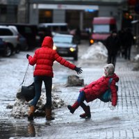 Atkala daudzviet Latvijā ļoti apgrūtina braukšanu; slidenas arī ietves