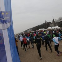 ФОТО: Забег по пляжу в Юрмале собрал тысячу участников