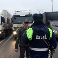 Krievijas kravas auto vadītāji sāk akciju 'gliemezis'; Maskavas apvedceļš bloķēts