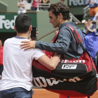 Video: Pie Federera 'French Open' kortā izskrien fans; tenisists sašutis