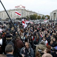 Foto: Minskā opozīcija pirms prezidenta vēlēšanām sarīko nesankcionētu protesta akciju
