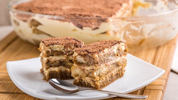 tiramisu deserts saldais ēdiens